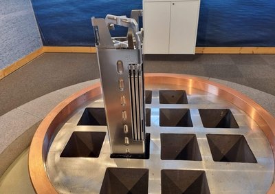 Ядерное топливо внутри шведской капсулы для окончательного захоронения отработавшего ядерного топлива в толще земли на глубине 450 метров. Проект захоронения оплачен из фонда, заполняемого шведскими АЭС благодаря отчислениям с продаваемой электроэнергии