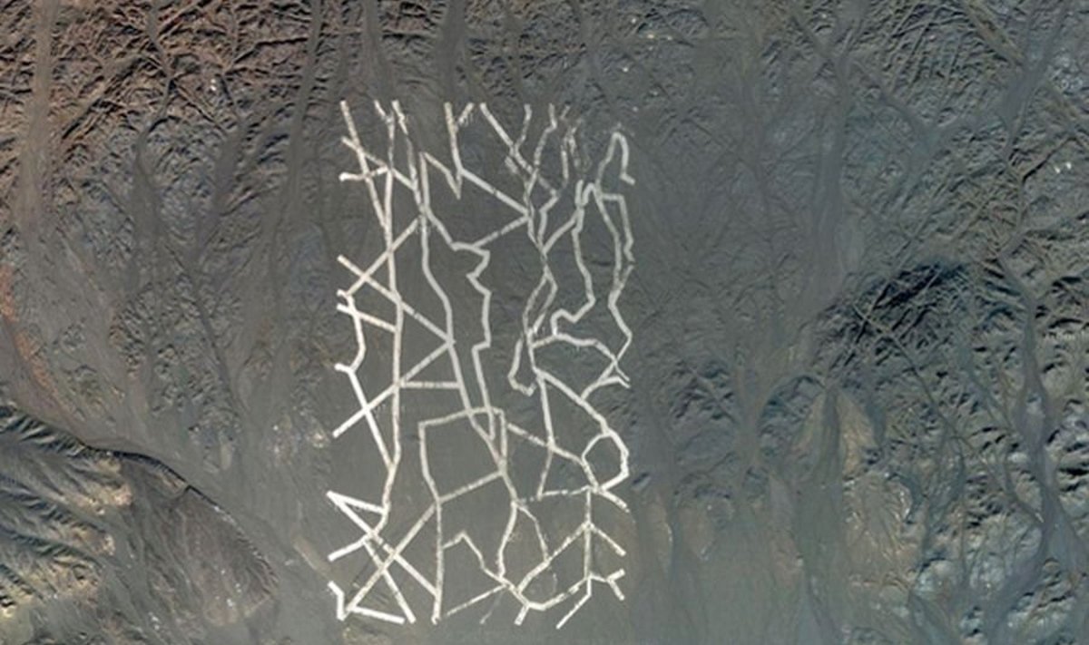 Salapärased rajatised Gobi kõrbes. Foto: Google