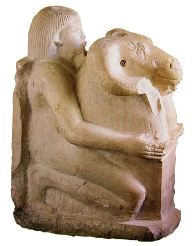 известняковая скульптура, изображающая стоящего на коленях мальчика с овном, который является воплощением бога Амона