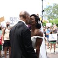 VIDEO | Võimas hetk! Äsja paari pandud paarike liitus rassismivastaste protestiaktsioonidega, mehel seljas ülikond ja naisel pruutkleit