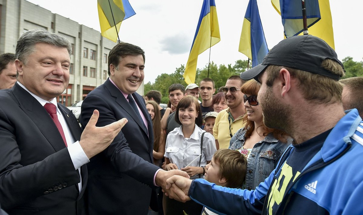 Ukraina president Petro Porošenko (vasakul) tegi Gruusia eksriigipeast Mihheil Saakašvilist (keskel) üleöö ukrainlase ja olulise Odessa oblasti kuberneri.