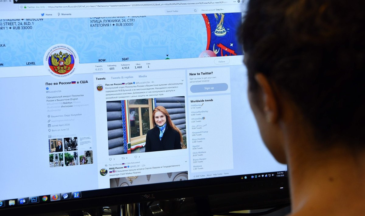 Toimetaja vaatab Vene Föderatsiooni USA saatkonna Twitteri-lehekülge, millel on postitus vene naise Maria Butina arreteerimise kohta Hollywoodis, Californias 16. juulil 2018.