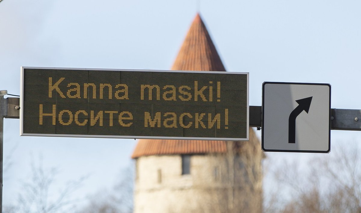 Nõuandev silt Tallinna linnapildis.