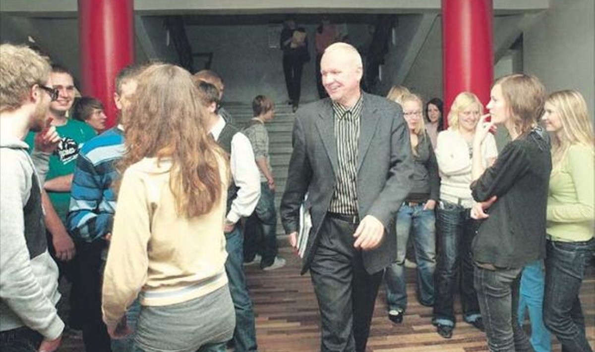 Lääne-Virumaa aasta õpetaja 2007 Egon Mets koos tema koolmeistrioskuste vallatute imetlejatega  Haljala gümnaasiumist.