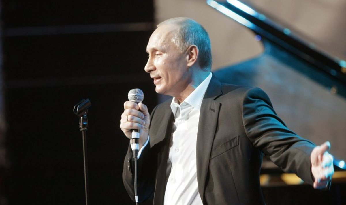 Mina laulan ees, ülemaailmne koor kordab järele. Putin ennustas 2010. aastal laval esinedes, et Kuugi seisatab, kuni tema unistused täituvad. 