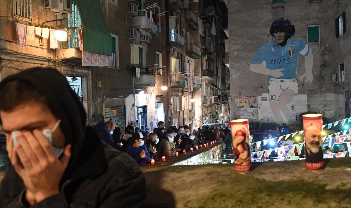 Fännid süütasid eile küünlad Maradona seinamaalingu juures Napolis.