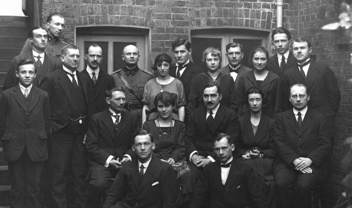 Eesti Londoni saatkonna töötajad 1920. aastal.