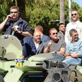 "Palgasõdurid 3" näitlejate armee sisenes Cannes filmifestivalile tankide katustel