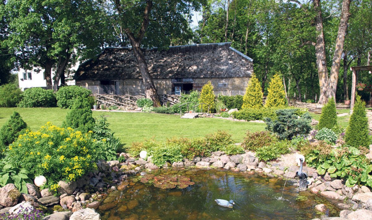 Heli ja Aivar Pärnasalu Nõmmiku talu aed Kaberla  külas Kuusalu vallas Harjumaal.
