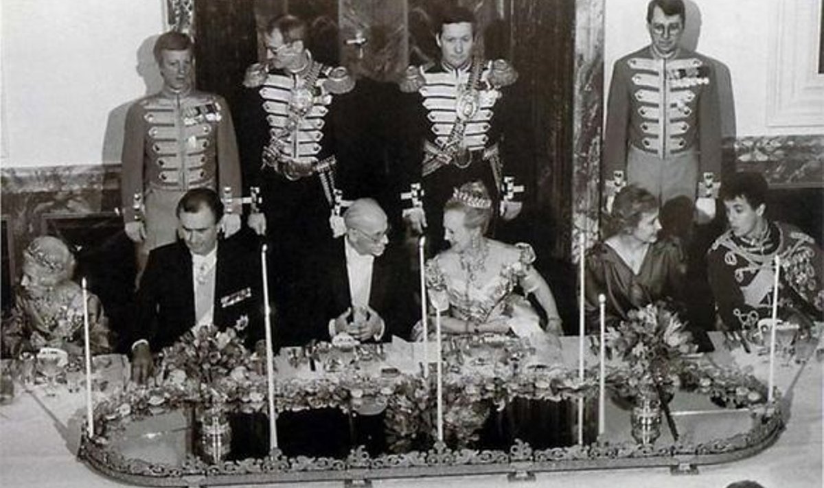 EESTLASTE NAASMINE EUROOPALIKKU AUHIILGUSSE: President Lennart Meri riigivisiidil Taanis (29. aprill 1994) õhtulauas Fredenborgi lossis vestlemas kuninganna Margarethe II-ga. Helle Meri ajab juttu kroonprints Frederikuga.