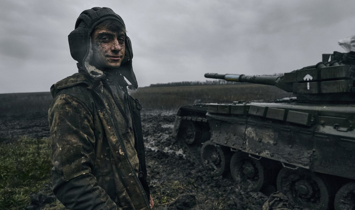 PORINE: Ukraina sõdur Donetski oblastis, rindejoone lähistel, venelaste T-80 tanki juures.