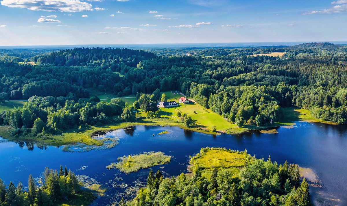 Vaskna turismitalu mahub ühele fotole Suure Munamäega. 