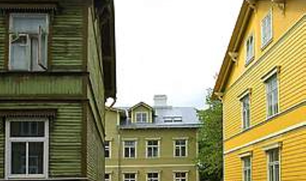 Kontrastid Tallinnas Kadriorus Faehlmanni tänaval: Paremal kaks õnnestunult restaureeritud kortermaja. Vallo Kruuser