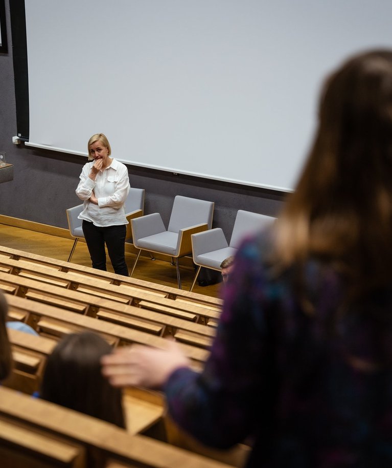 Haridus- ja teadusminister Kristina Kallasel tuli Narvas vastata tulistele küsimustele.