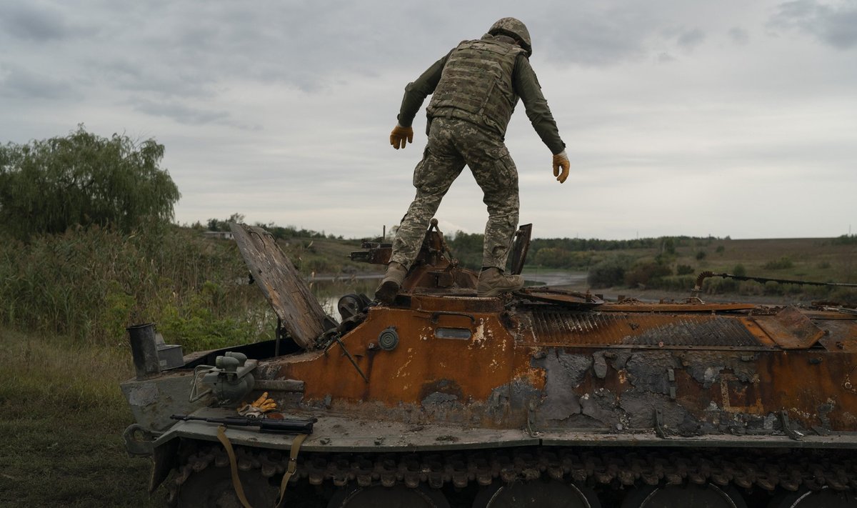 Ukraina sõdur purustatud Vene soomuki otsas