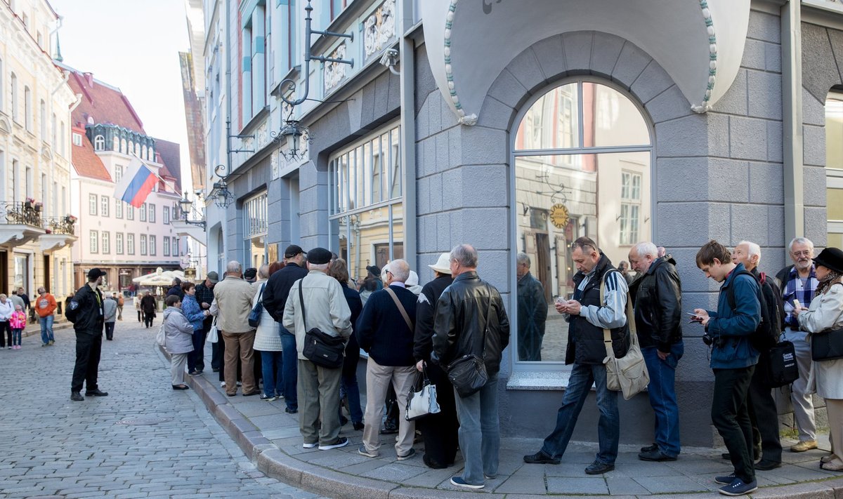 Tallinnas Pikal tänaval ootas Venemaa saatkonna juures kümneid inimesi valima pääsemist.