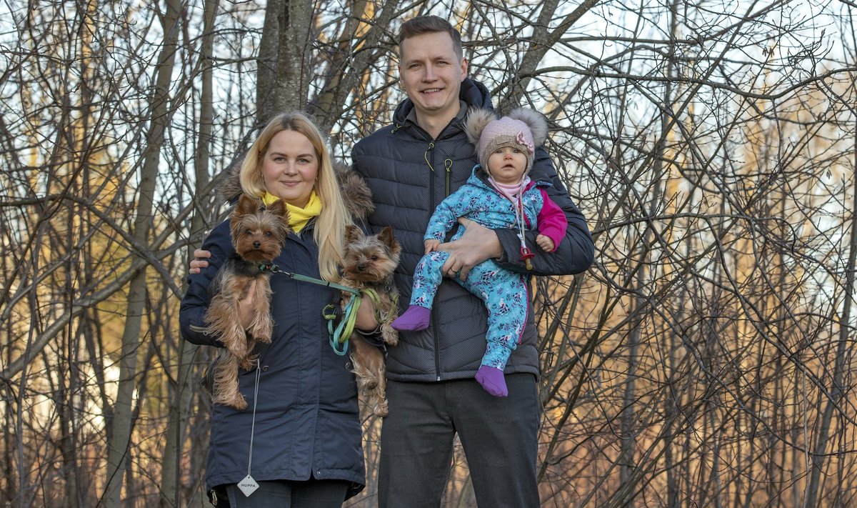 Kristina ja Sven Vabamäe, tütar Amilia, kaks väikest koera: Happy ja Bennu.