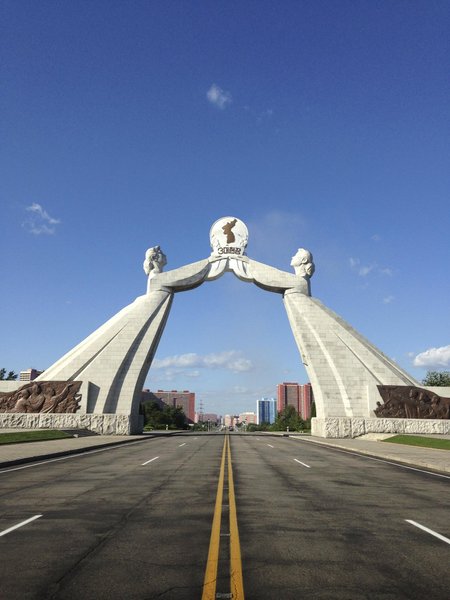 ÜKSKORD ON ÜKS KOREA: monument selgitab põhja­korealastele, et taipamatu Lõuna-Korea liidetakse sõbraliku Põhja-Koreaga ükskord niikuinii.
