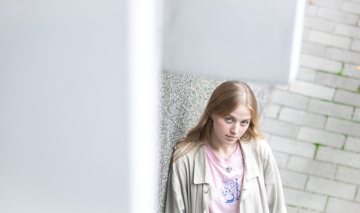 „Kui inimesed, kellest need lood on kirjutatud, kuulevad neid, siis nad ilmselt saavad aru, mis värk on,“ ütleb Kallastu lugude „Eightteen“ ja „Blue Air“ kohta.