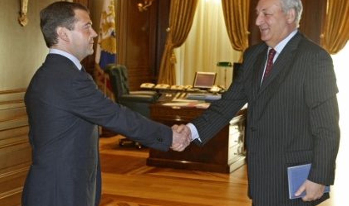 Vene president Dmitri Medvedev ja Abhaasia juht Sergei BagapÅ¡ 