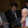 John McCain tabati USA senati väliskomitee Süüria-teemalisel istungil iPhone'iga pokkerit mängimas