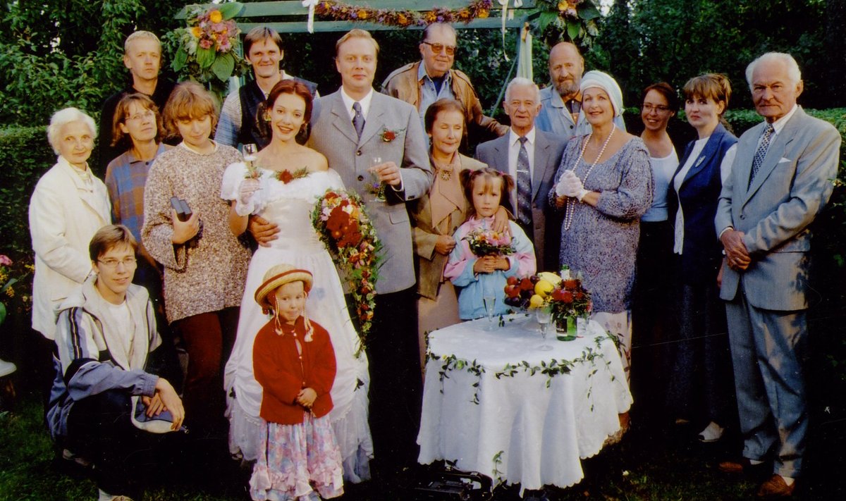 Tõnis Kask (taga keskel) “Õnne 13” tegijatega. Aasta on 1999.