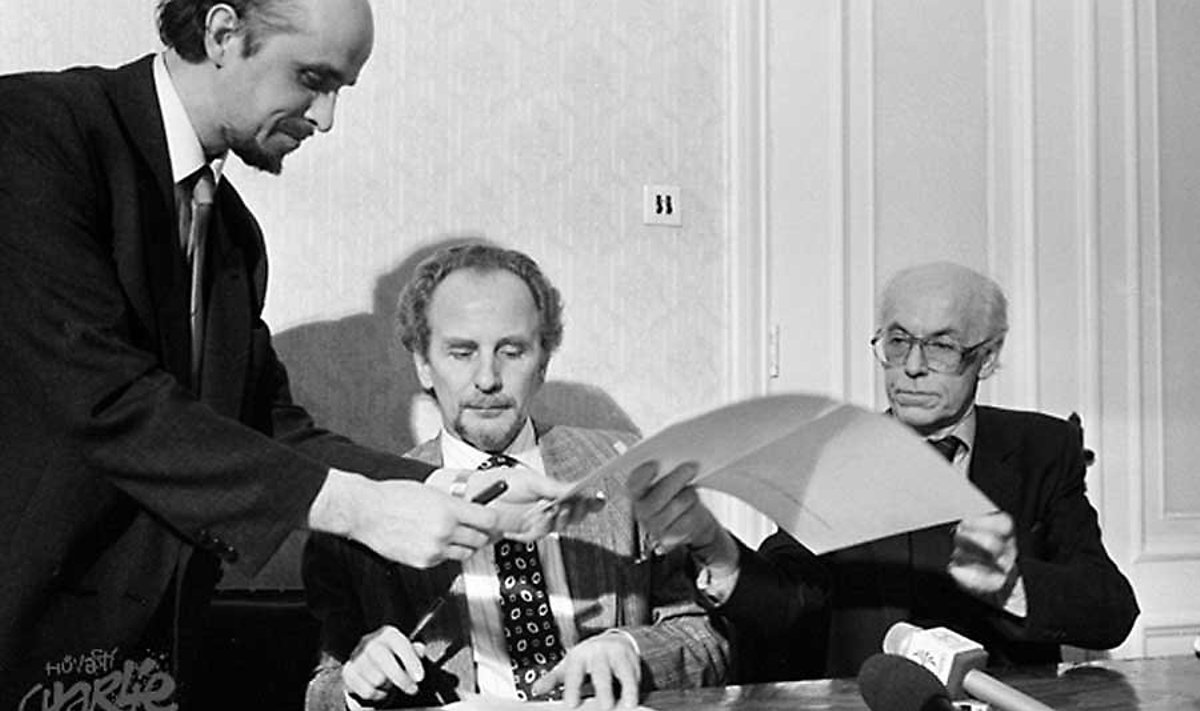 Ajalooline hetk: 25. august 1991. Jón Baldvin ­Hannibalsson (keskel) kirjutab Lennart Meri juuresolekul alla Eesti tunnustamise dokumendile. (repro)