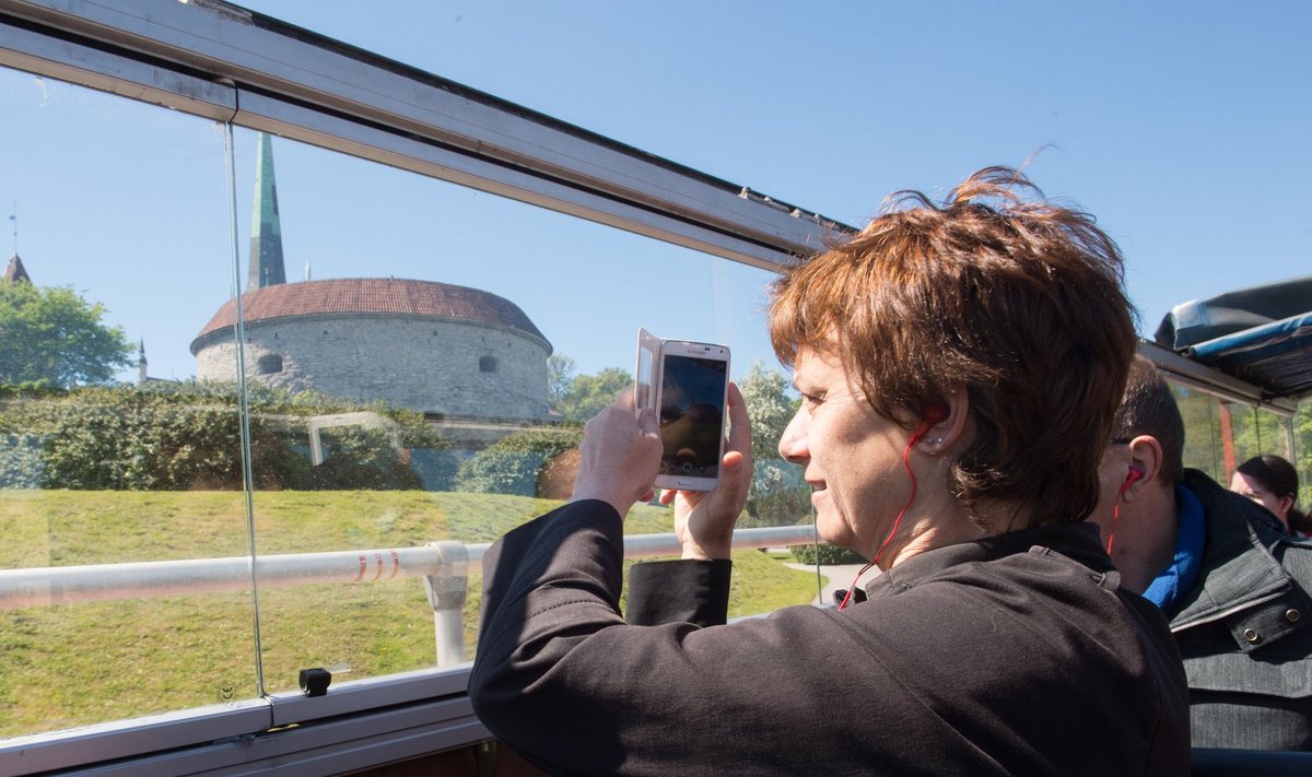 Paljud turistid jõuavad vaadata Tallinna vaid bussiaknast