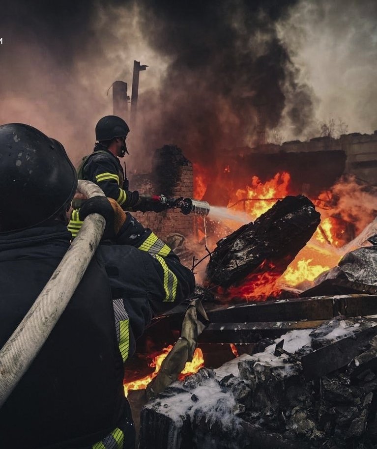 Päästetöötajad kustutamas tulekahju hoones, mis hävis Venemaa rünnaku tagajärjel. Foto tehtud Kiievi lähistel 13. novembril 2024.