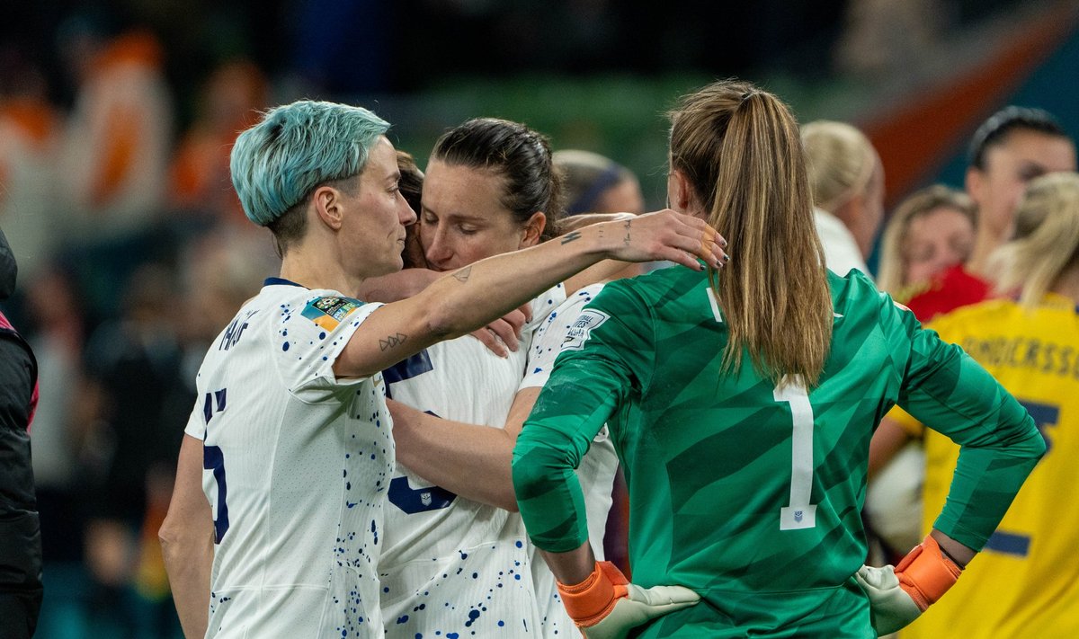 Embused naiste jalgpallis. Esiplaanil Megan Rapinoe