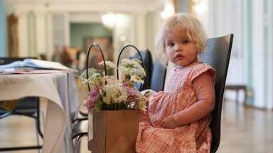 ФОТО | Гости собрались во дворце Кадриорг на яркий прием в честь Бала цветов, который пройдет в новом месте