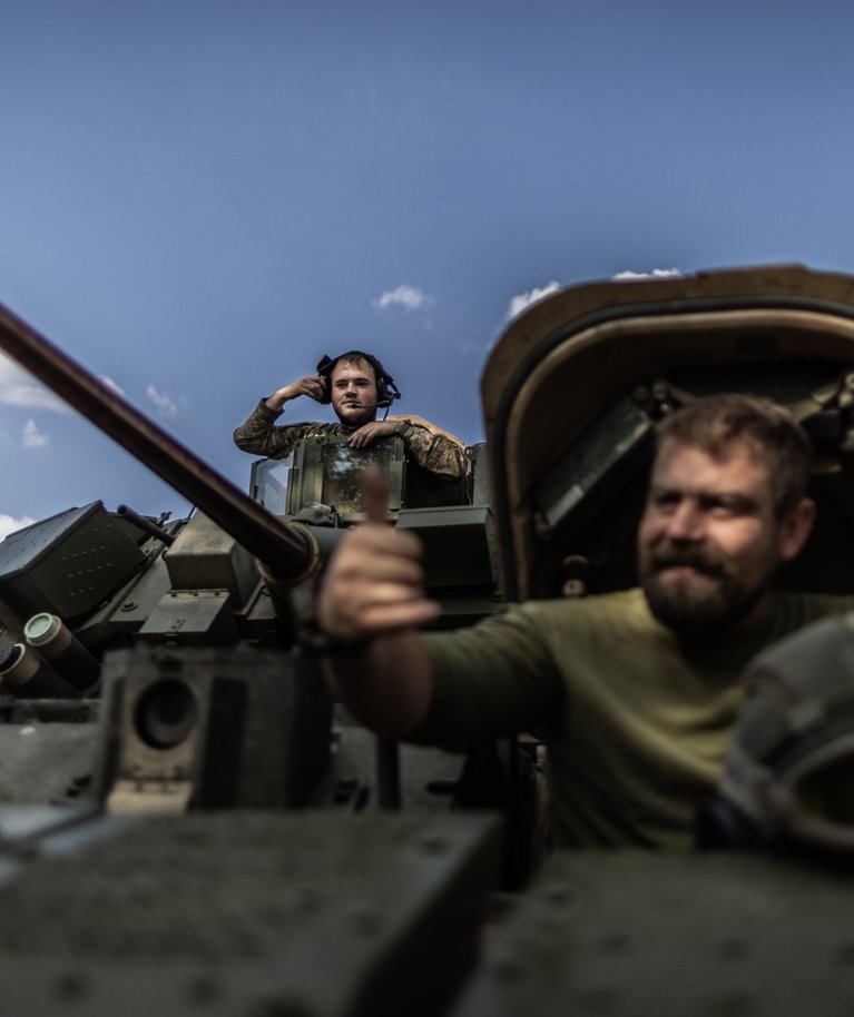 Ukraina sõdurid Bradley lahingumasina otsas Orihivi rindelinnas. Foto tehtud 17. septembril 2023.