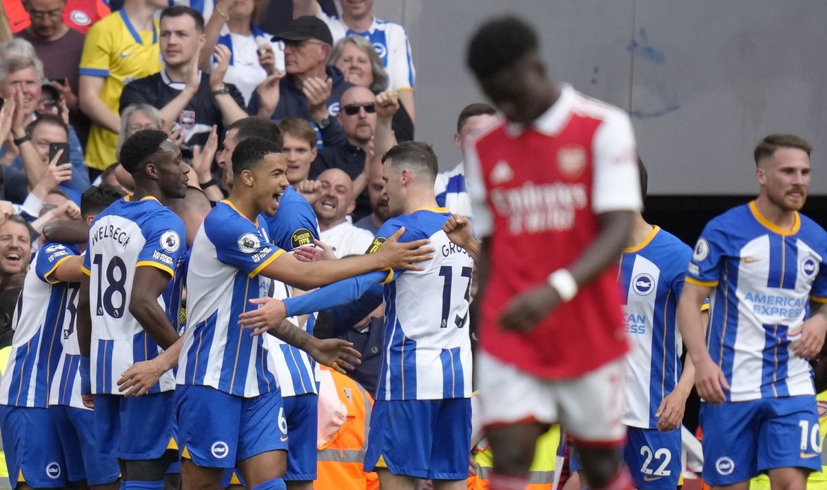 Brightoni mängijad Arsenalile löödud väravat tähistamas.