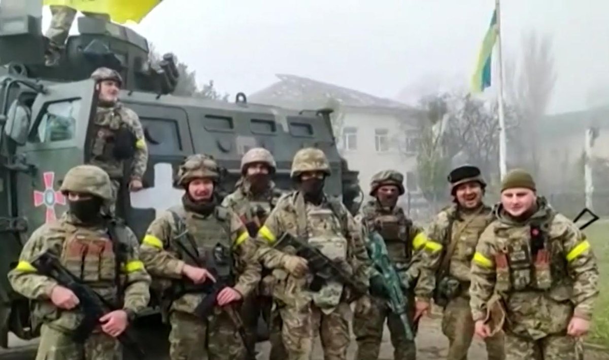 ВСУ поднимают украинский флаг на площади Снигиревки
