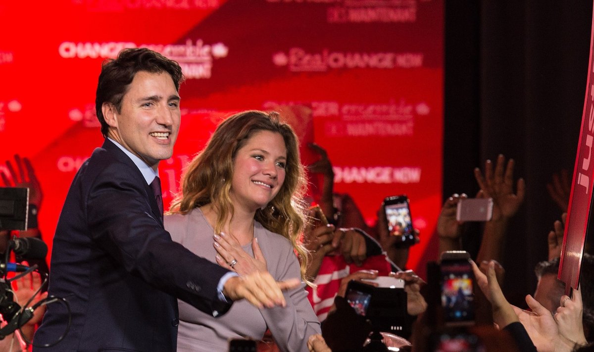 Justin Trudeau abikaasa Sofie Gregoire’ga valimisvõidu selgudes.