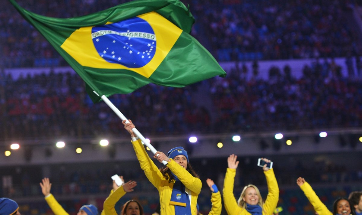 Jaqueline Mourao kannab Sotši mängude avamisel Brasiilia lippu