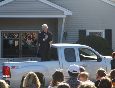  Clinton pidas maha veel ühe kampaaniakõne, seekord klassikalise Ameerika auto kastist. -