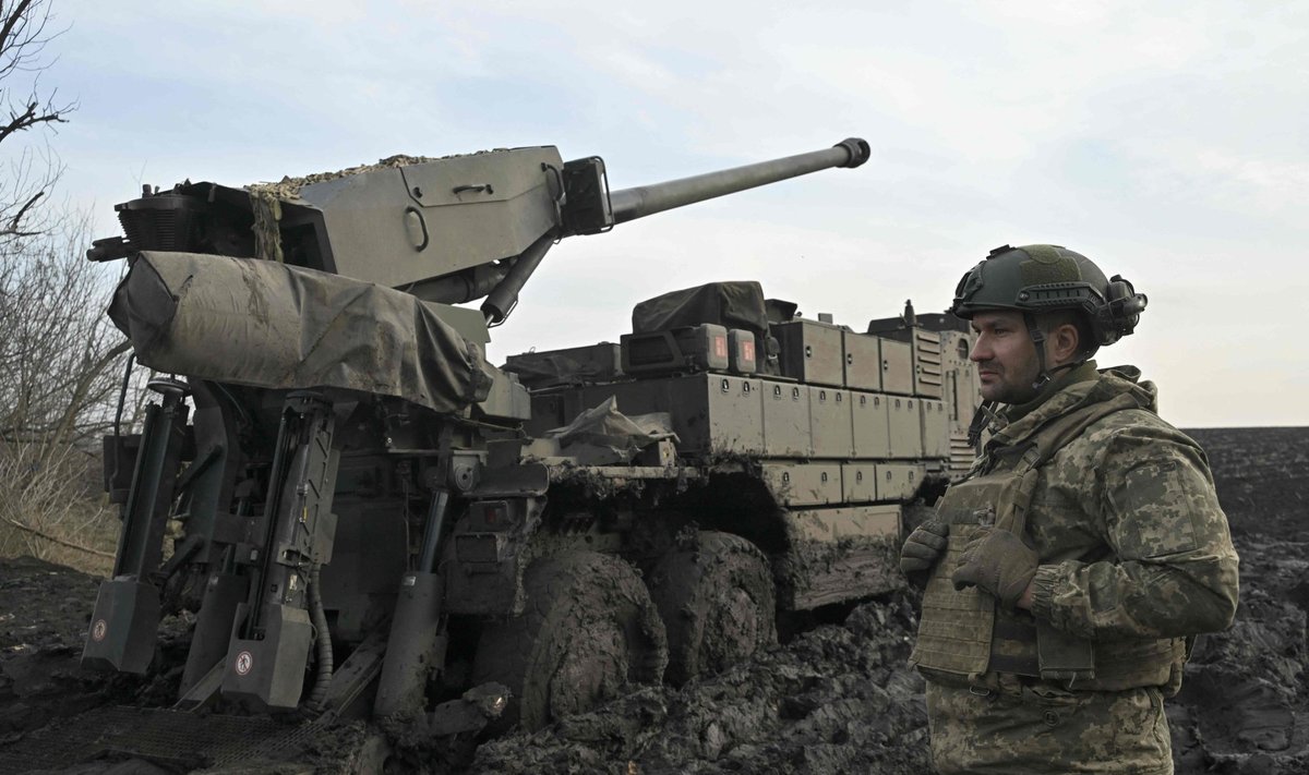 Ukraina sõjaväelane Prantsusmaal toodetud iseliikuva haubitsa Caesar juures. Suurtükivägi lahendab selles sõjas 75% lahingülesannetest.