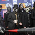 VIDEO: Slipknoti liikmed võtsid surnud kitarristi mälestades maskid eest