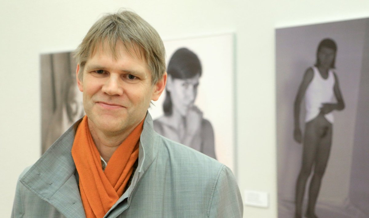 MEESTEARST JA KUNSTIKOGUJA: Margus Punab oma fotokollektsiooni näitusel Tartu Kunstimajas, taustal Ly Lestbergi looming.