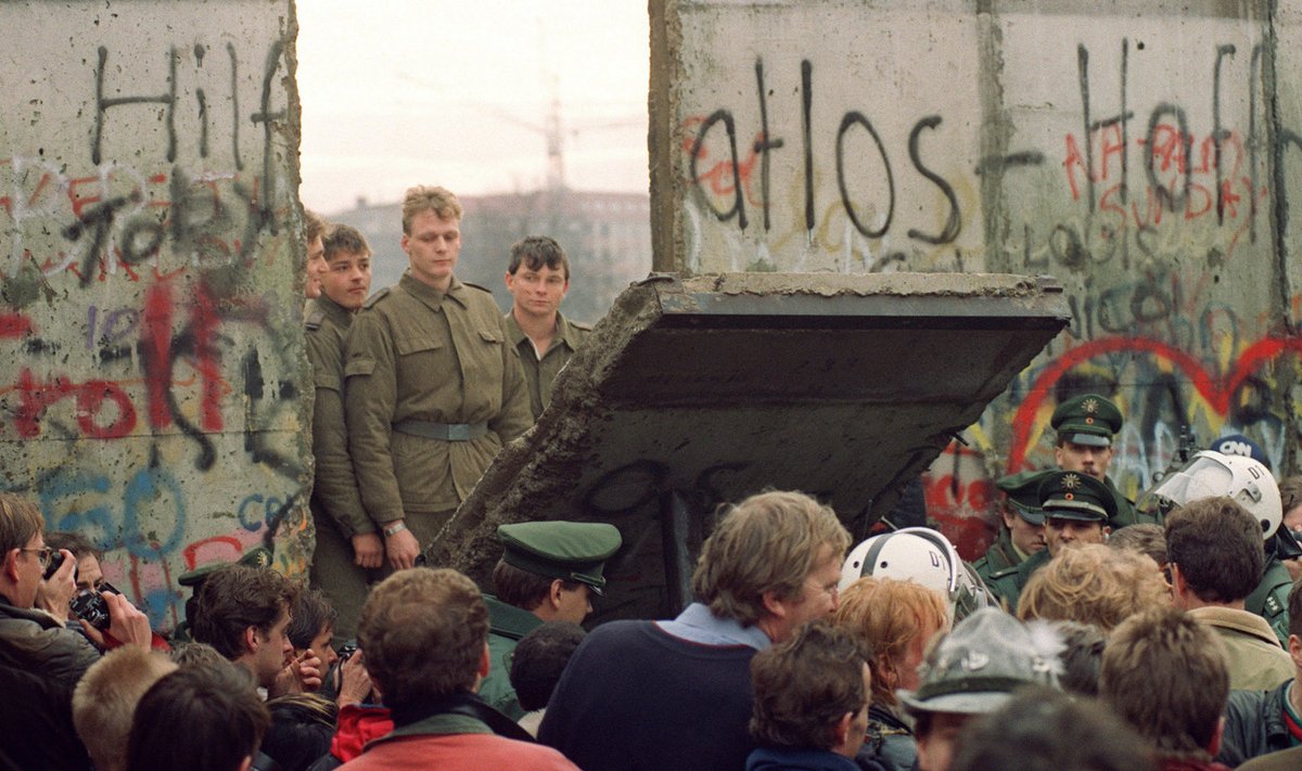 Berliini müüri langemine, 1989
