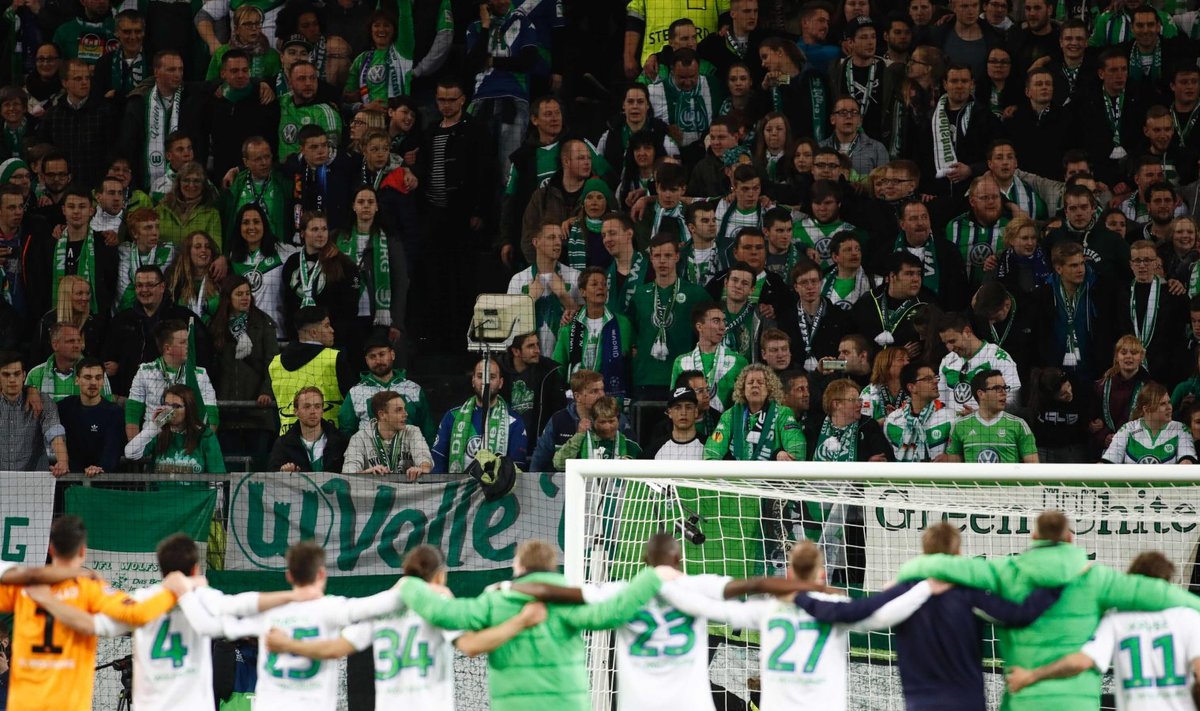 Wolfsburgi mängijad koos fännidega võitu tähistamas.