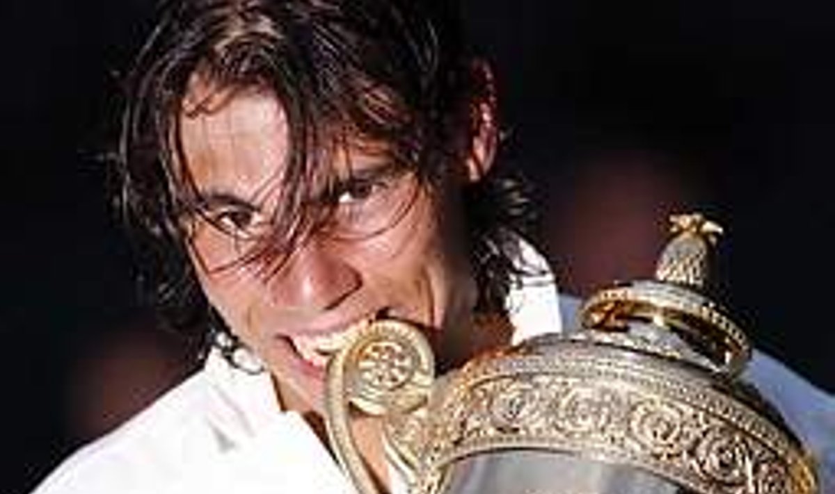 Uus kunn? Seni liivaväljakutel valitsenud noor tennisetäht Rafael Nadal võitis möödunud nädala lõpus Wimbledoni, kus teatavasti mängitakse murukattega väljakul. Spetsid usuvad, et nüüd on pelgalt aja küsimus, mil hispaanlane maailma esireketiks kerkib. Afp