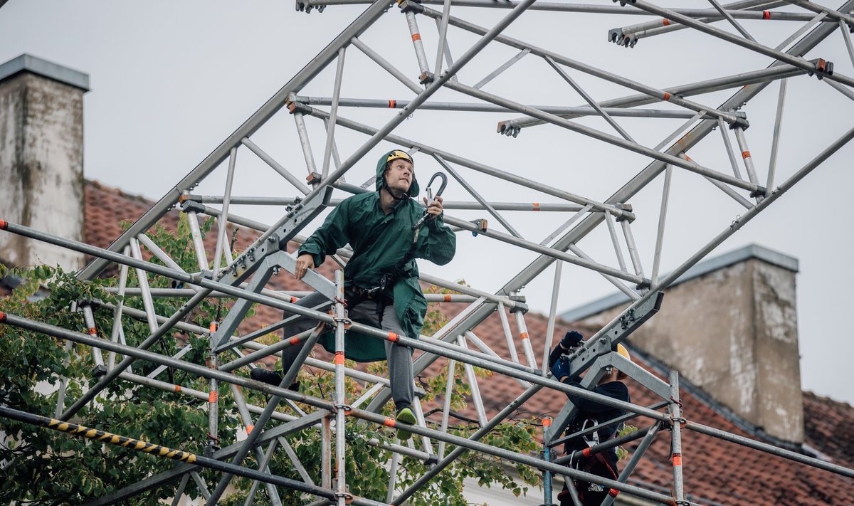 Tartu 2024 suvepeo suur lava kerkib paduvihma ja päikesega käsikäes.