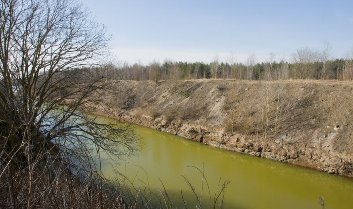 Siin oli kunagi fosforiidikaevandus, jõgi pildil on fosforiidi transportimiseks mõeldud transsee, mis on veega täitunud