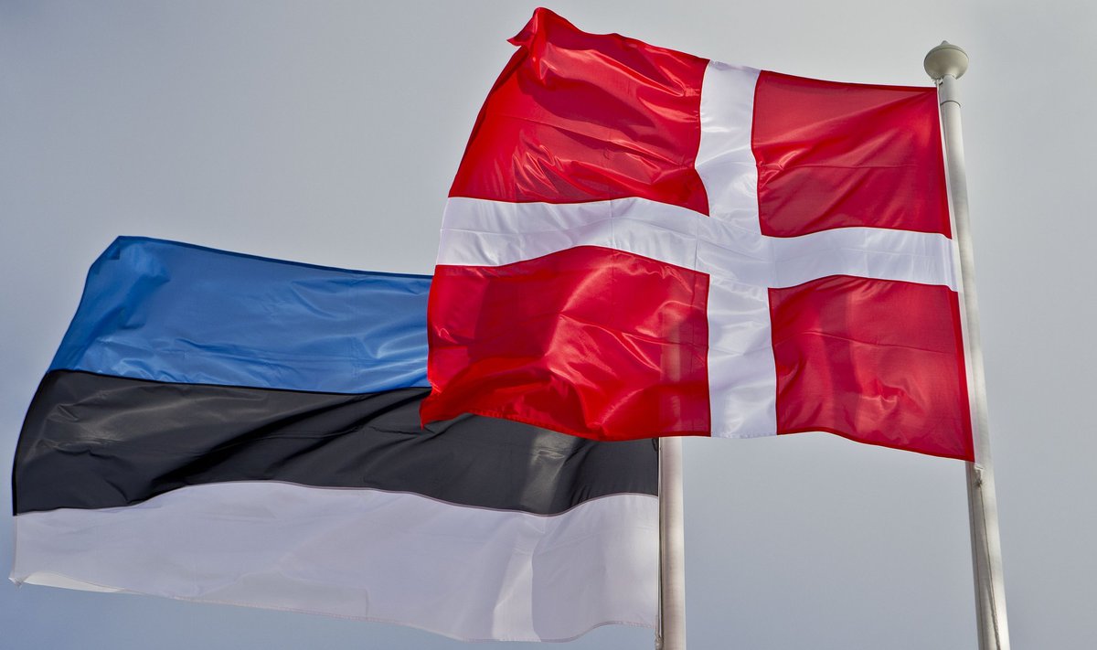 Флаги Эстонии и Дании