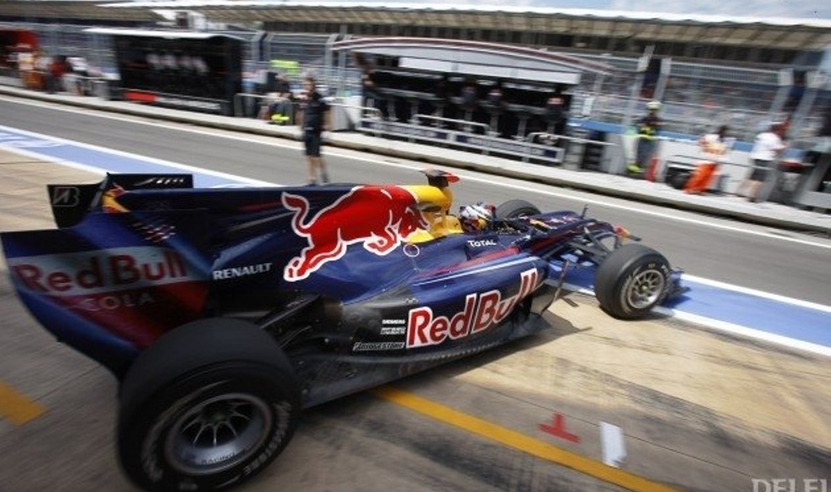 Sebastian Vettel mulluse võistlusautoga Valencias. Foto Victor R. Caivano, AP
