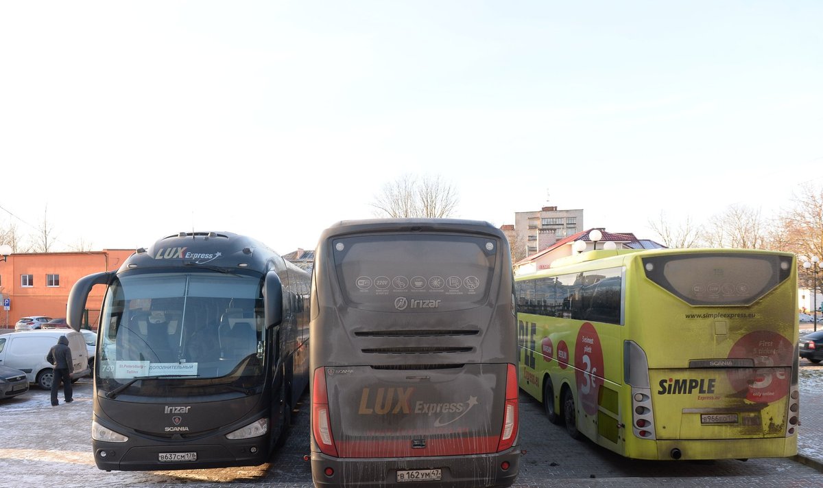 Lux Expressi bussid Eesti-Vene piiril