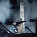 Ночью в Пярну загорелась крыша завода