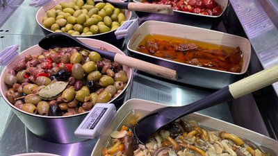 Lett, mille täitmise eest hoolitseb Eugenio’s Gastronoomia, on otsekui läbilõige Itaalia gurmeepoest: mozzarella, burrata, sini- ja valgehallitusjuustud, Mortadella, Bresaola ja teised singid, lisaks pesto, oliivid, värske oliivõli, kalmaarid õlis jne.